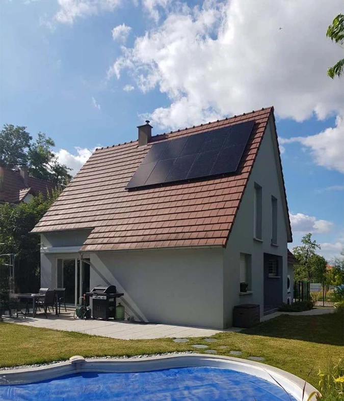 Panneaux photovoltaïques installés sur le toit d'une maison