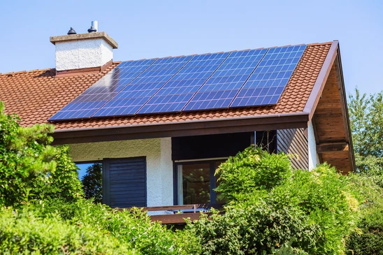 Panneaux solaires électriques sur le toit de la maison