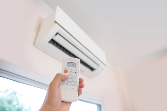 Air conditionné avec écran de température au-dessus d'un canapé dans le salon