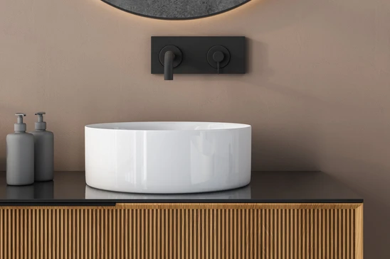 Intérieur de salle de bain moderne avec lavabo blanc