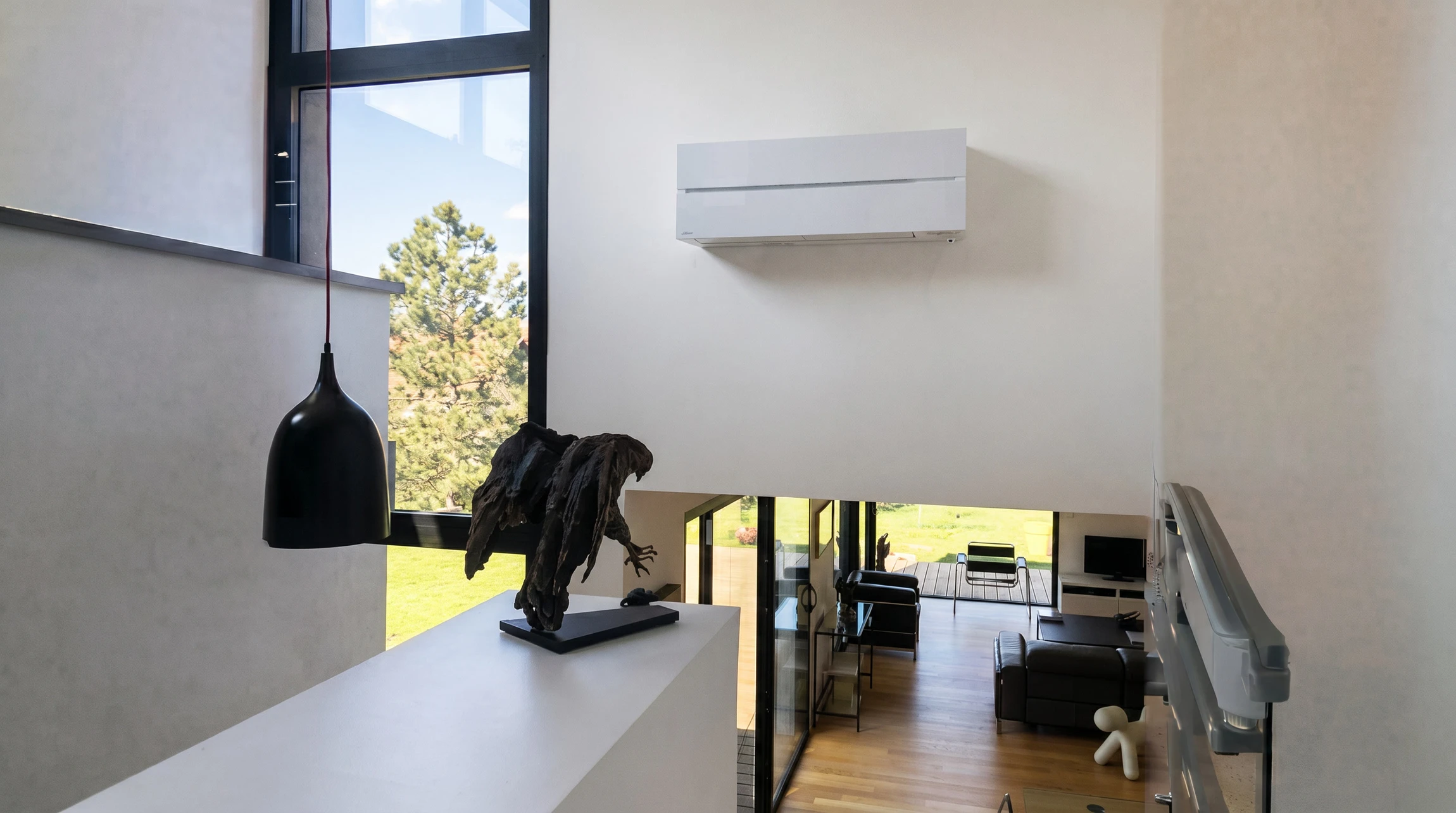 Scène extérieure montrant un chauffe-eau solaire installé sur une toiture en tuiles méditerranéennes